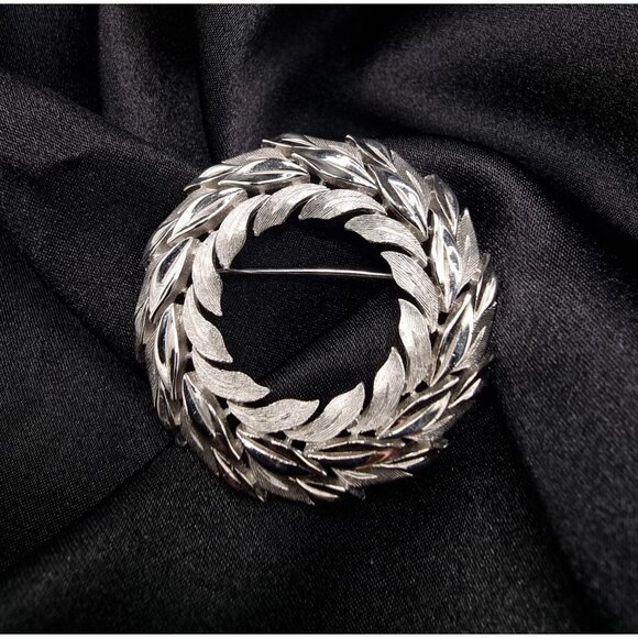 Vintage 1960s TRIFARI Signed Silver-Tone Wreath-Style Brooch Pin - Picture 2 of 5